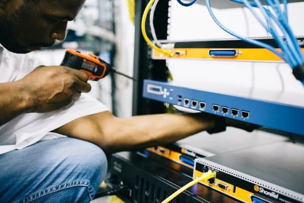 Field Engineer באתר PEXELS החלפת צ'יפסר גז: מדריך של טכנאי מקצועי